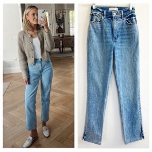NWOT Abercrombie 90s Straight Ultra High Rise Jeans Vent Hem Light Wash 24